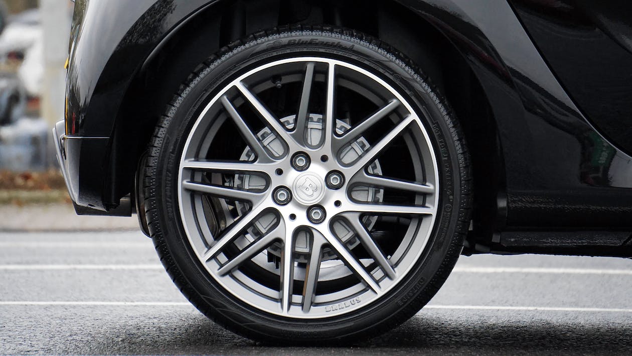 ¿De qué material están hechos los neumáticos? 